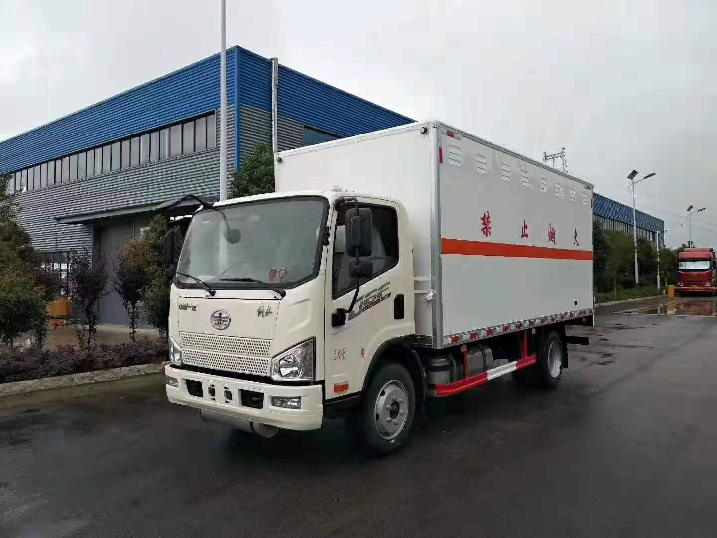躍進(jìn)3.3米氣瓶體廂式車