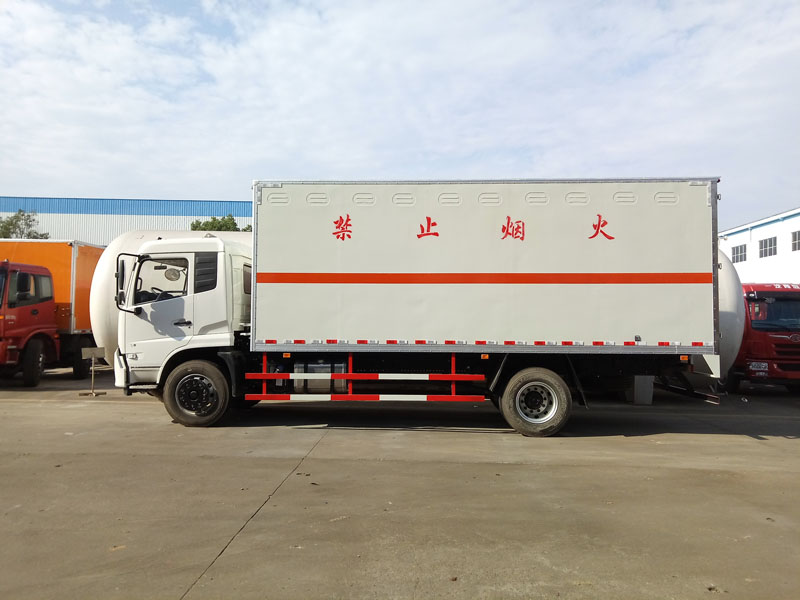 躍進(jìn)汽油3米3（藍(lán)牌）液體廂式車(chē)