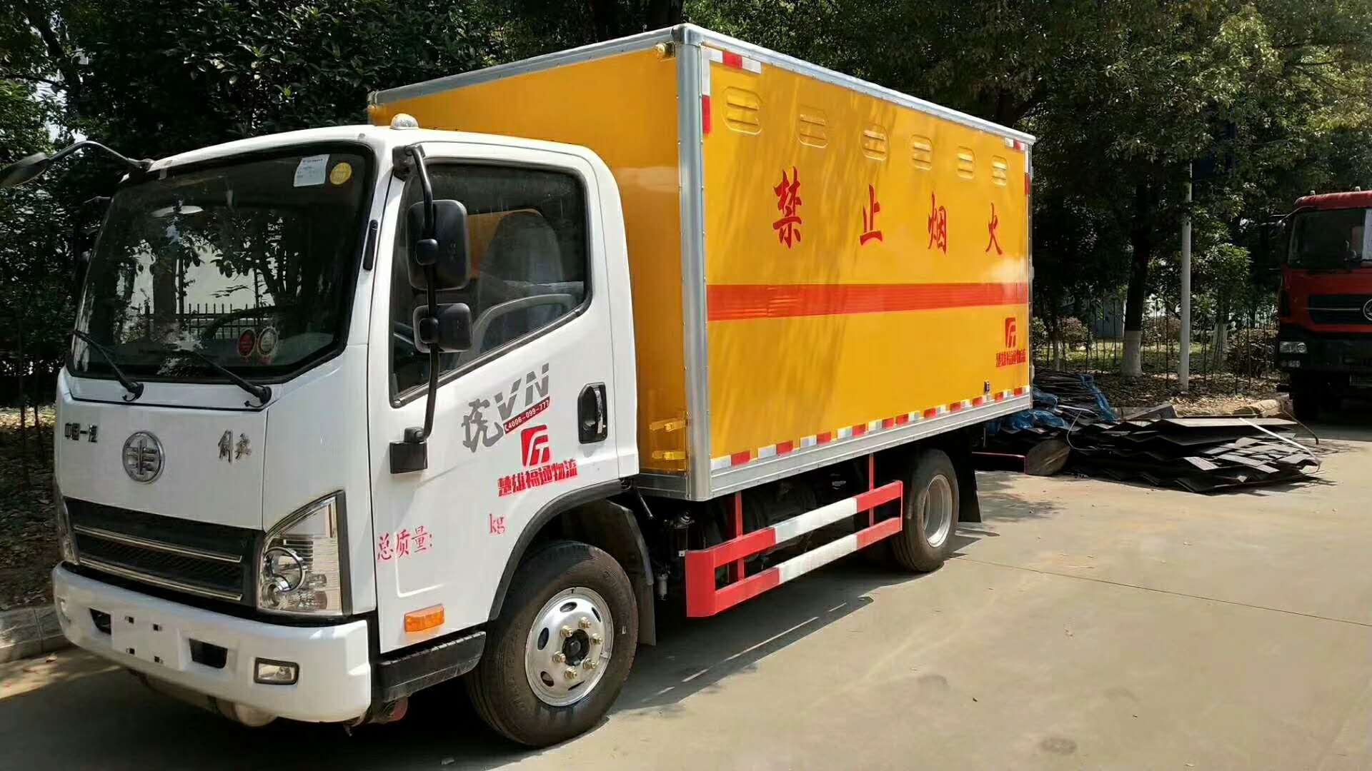 東風(fēng)天龍國(guó)六9.6米雜項(xiàng)危險(xiǎn)品廂式運(yùn)輸車(chē)