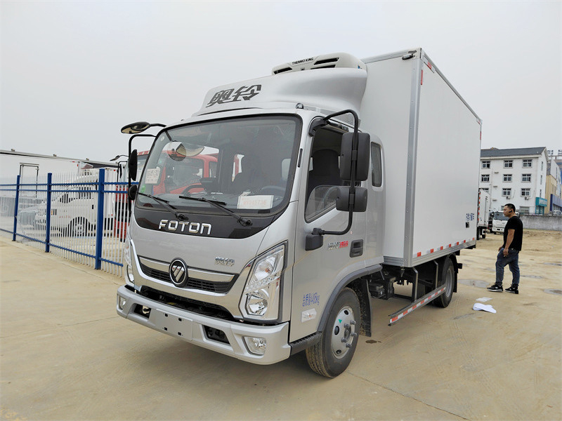 國六 重汽豪沃4.2米排半冷藏車