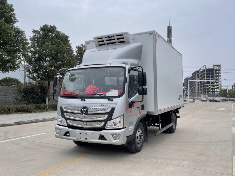 國六 重汽豪沃4.2米排半冷藏車